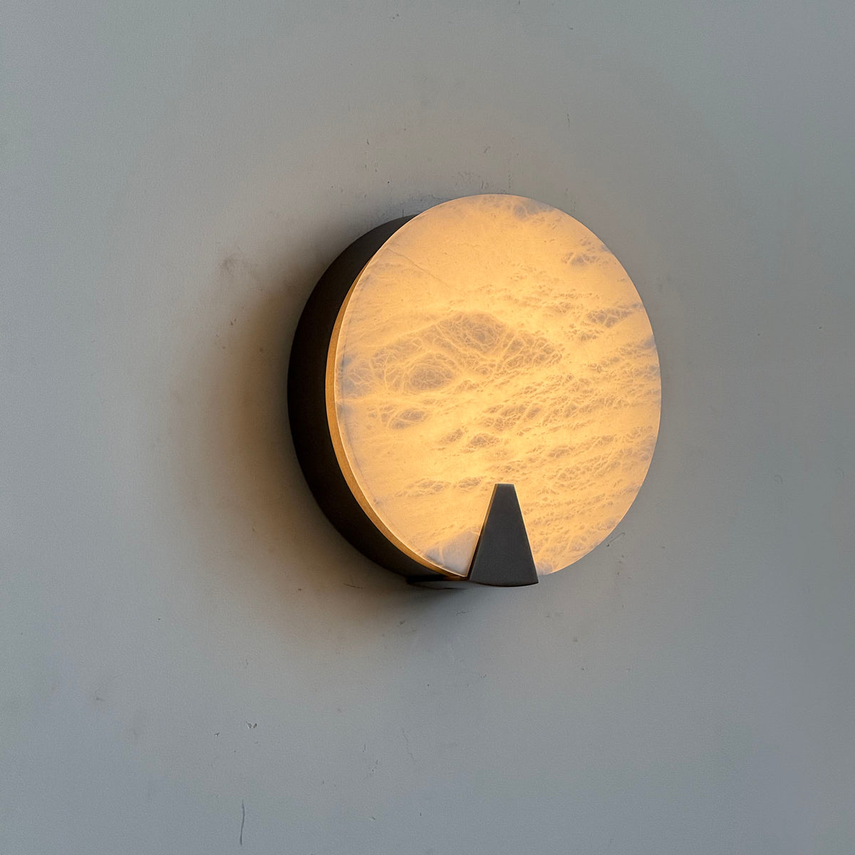 ophelia-alabaster-round-sconce