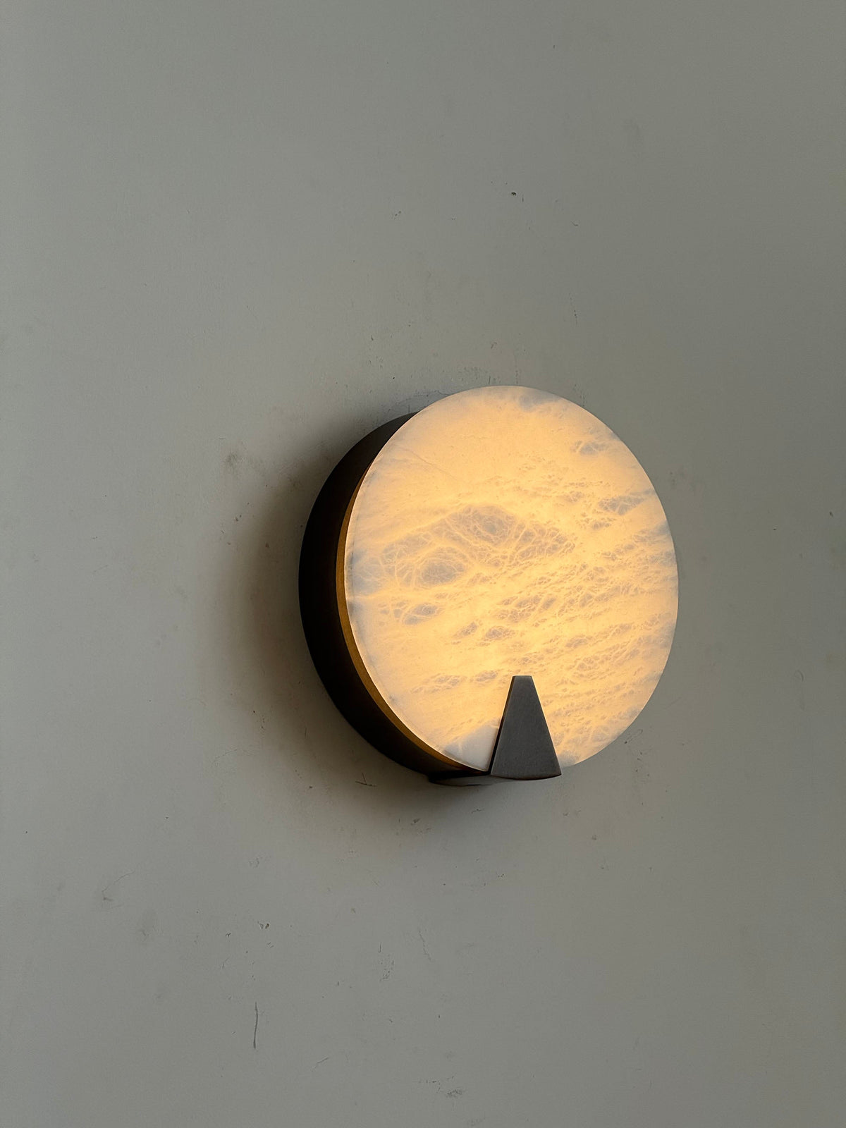 ophelia-alabaster-round-sconce