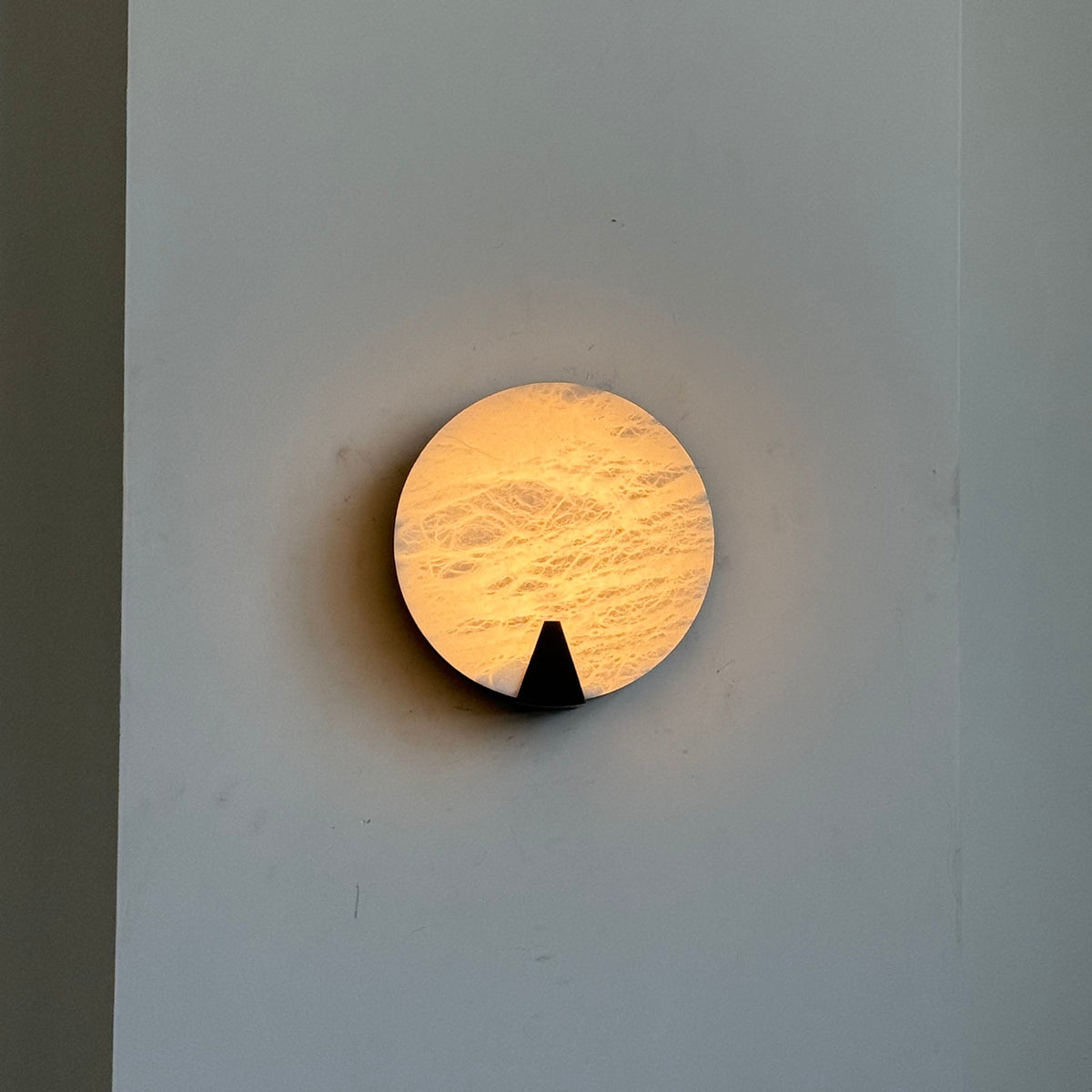 ophelia-alabaster-round-sconce
