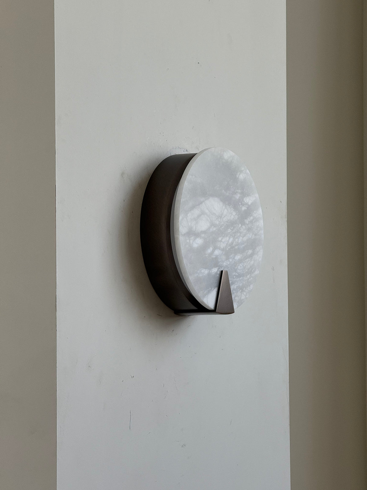 ophelia-alabaster-round-sconce