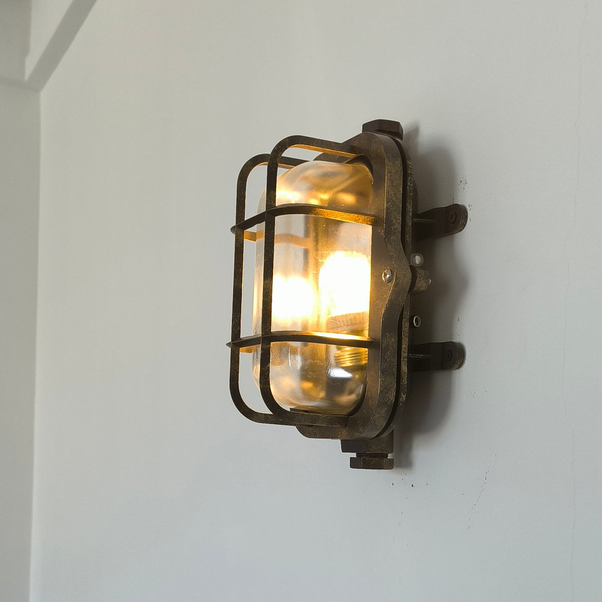 hamilton-wall-light