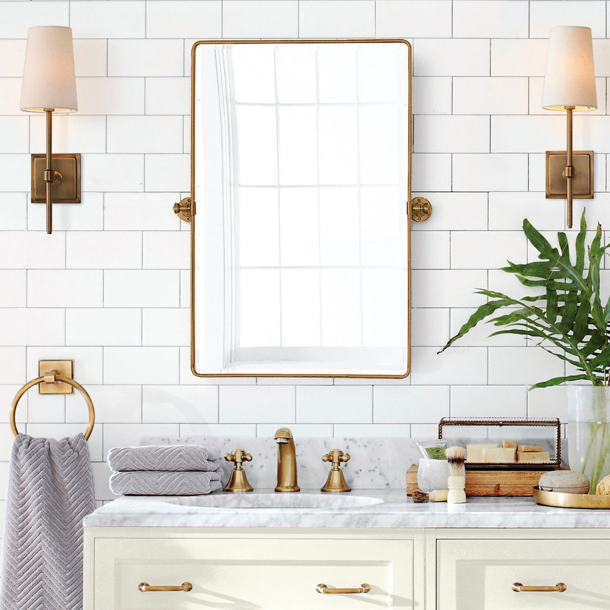 hillsdale-wall-lamp