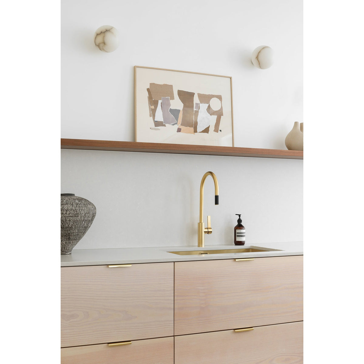 planette-alabaster-wall-lamp