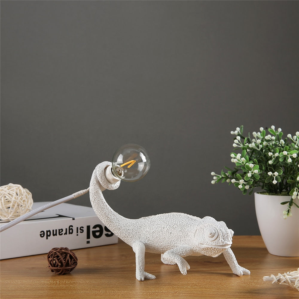resin-lizard-table-lamp