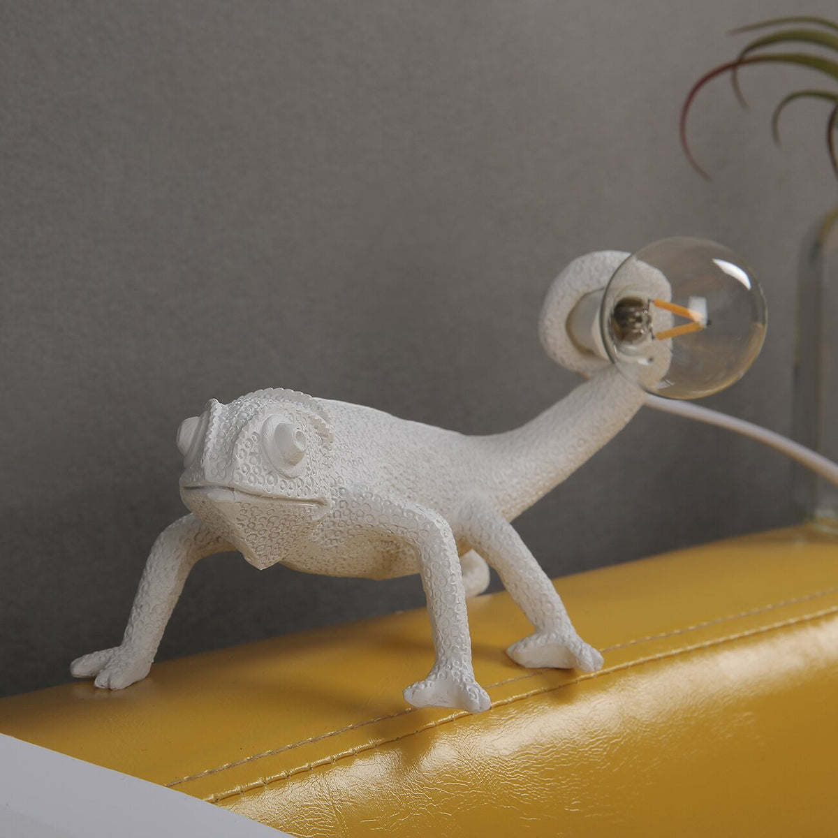 resin-lizard-table-lamp