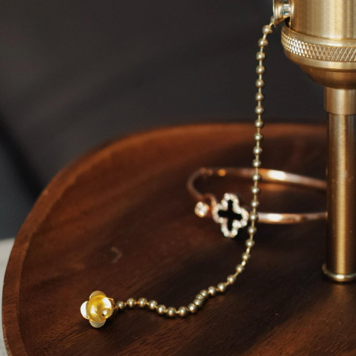 retro-solid-wood-tray-table-lamp