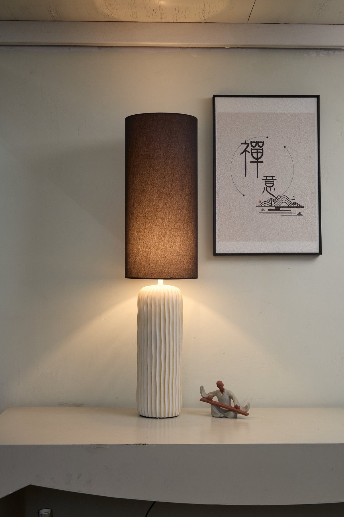 Reed Pillar Table Lamp – Ribbed Ceramic Column with Black Drum Shade