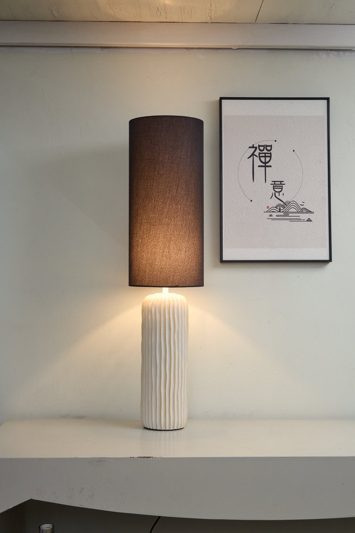 Reed Pillar Table Lamp – Ribbed Ceramic Column with Black Drum Shade