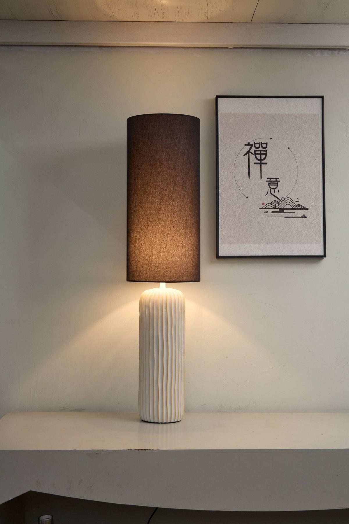 Reed Pillar Table Lamp – Ribbed Ceramic Column with Black Drum Shade