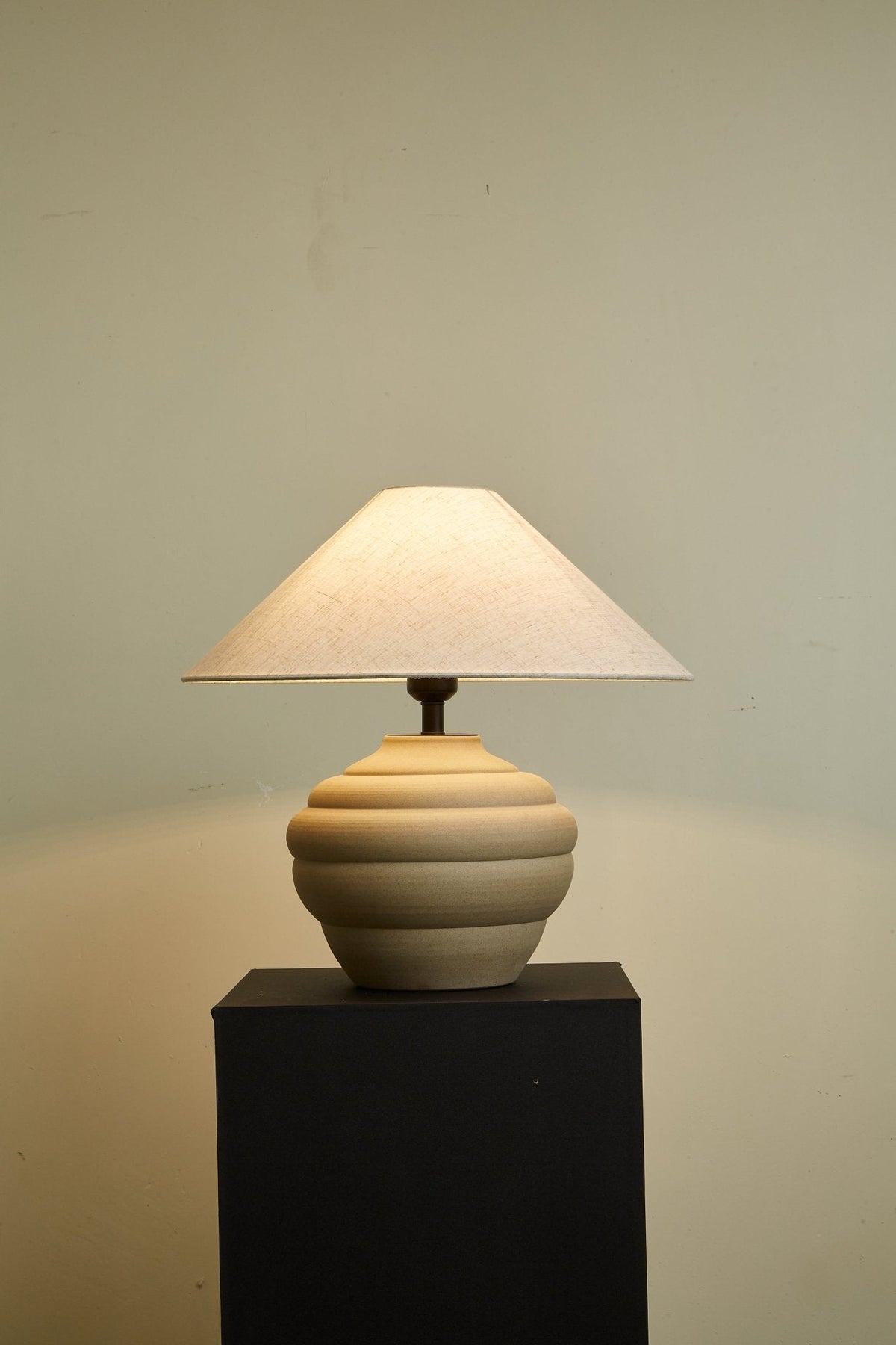 Ripple Clay Table Lamp – Sculptural Ceramic Accent Light for Modern Interiors
