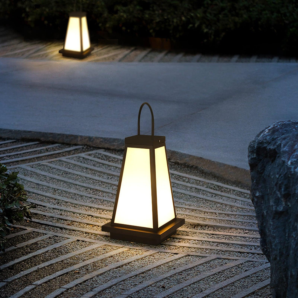 Roam Lantern Garden Solar Outdoor Lamp