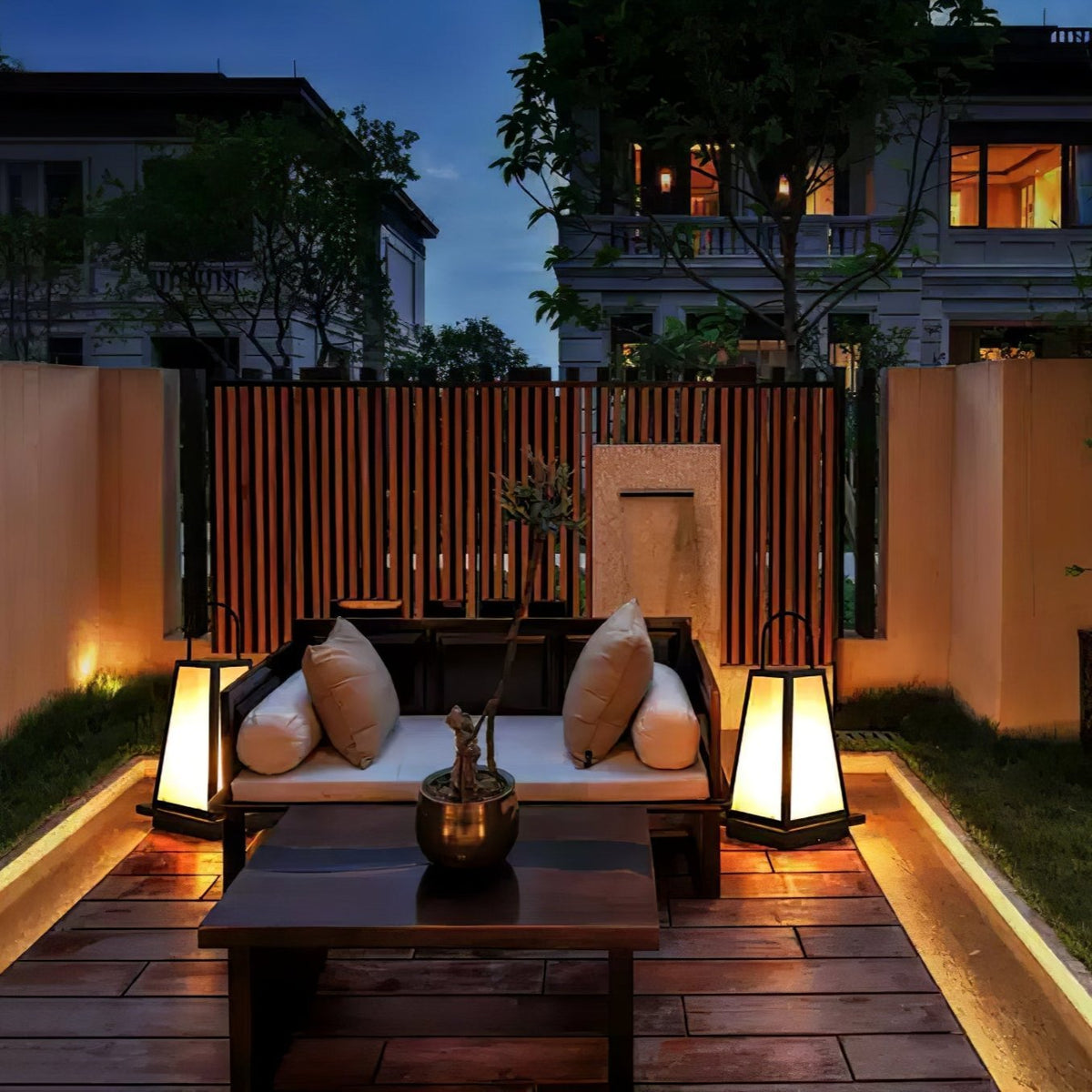 Roam Lantern Garden Solar Outdoor Lamp