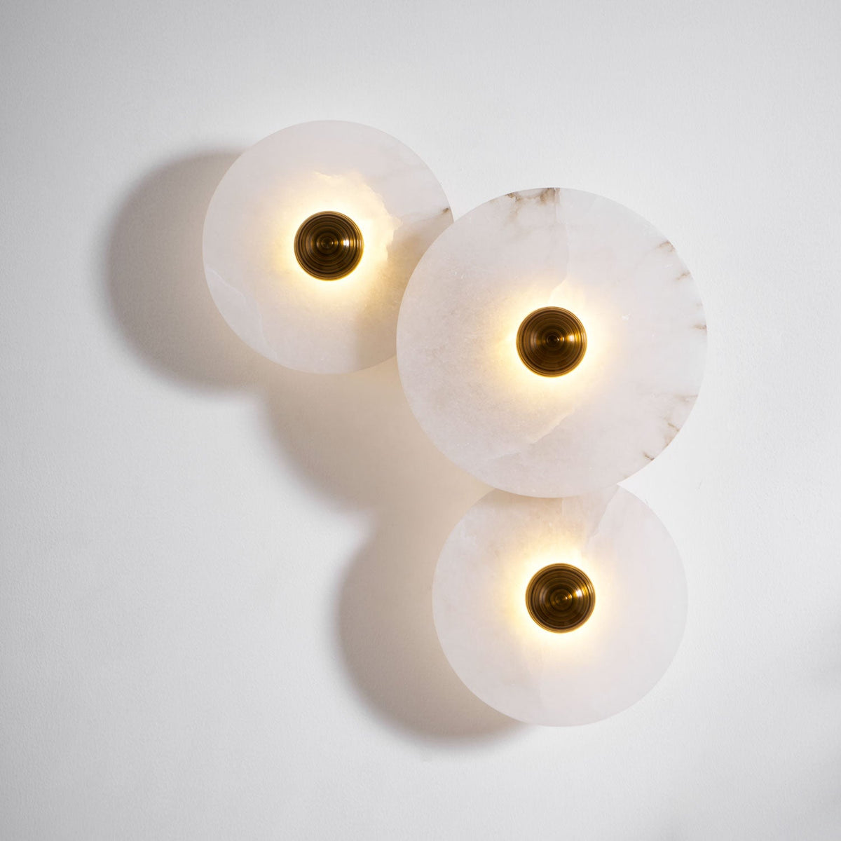 Nayra Alabaster Wall Sconce – Sculpted LED Wall Light in Natural Stone