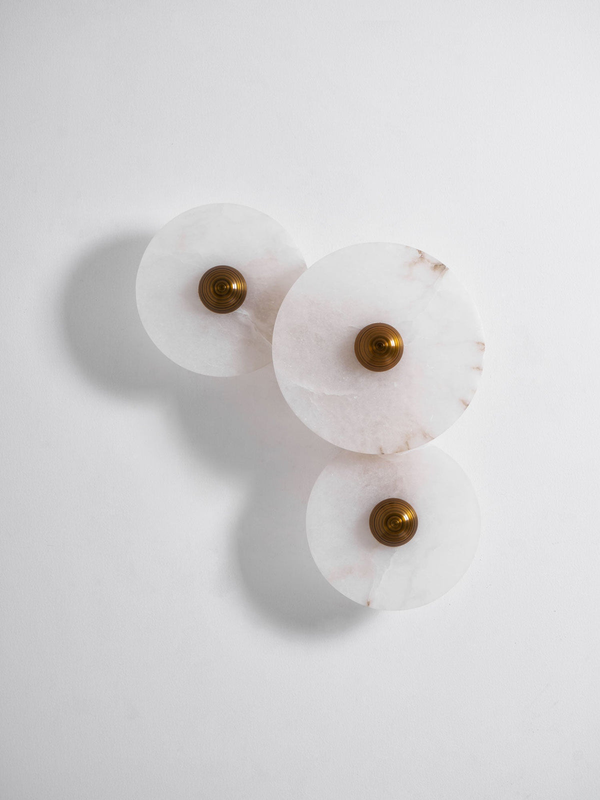 Nayra Alabaster Wall Sconce – Sculpted LED Wall Light in Natural Stone