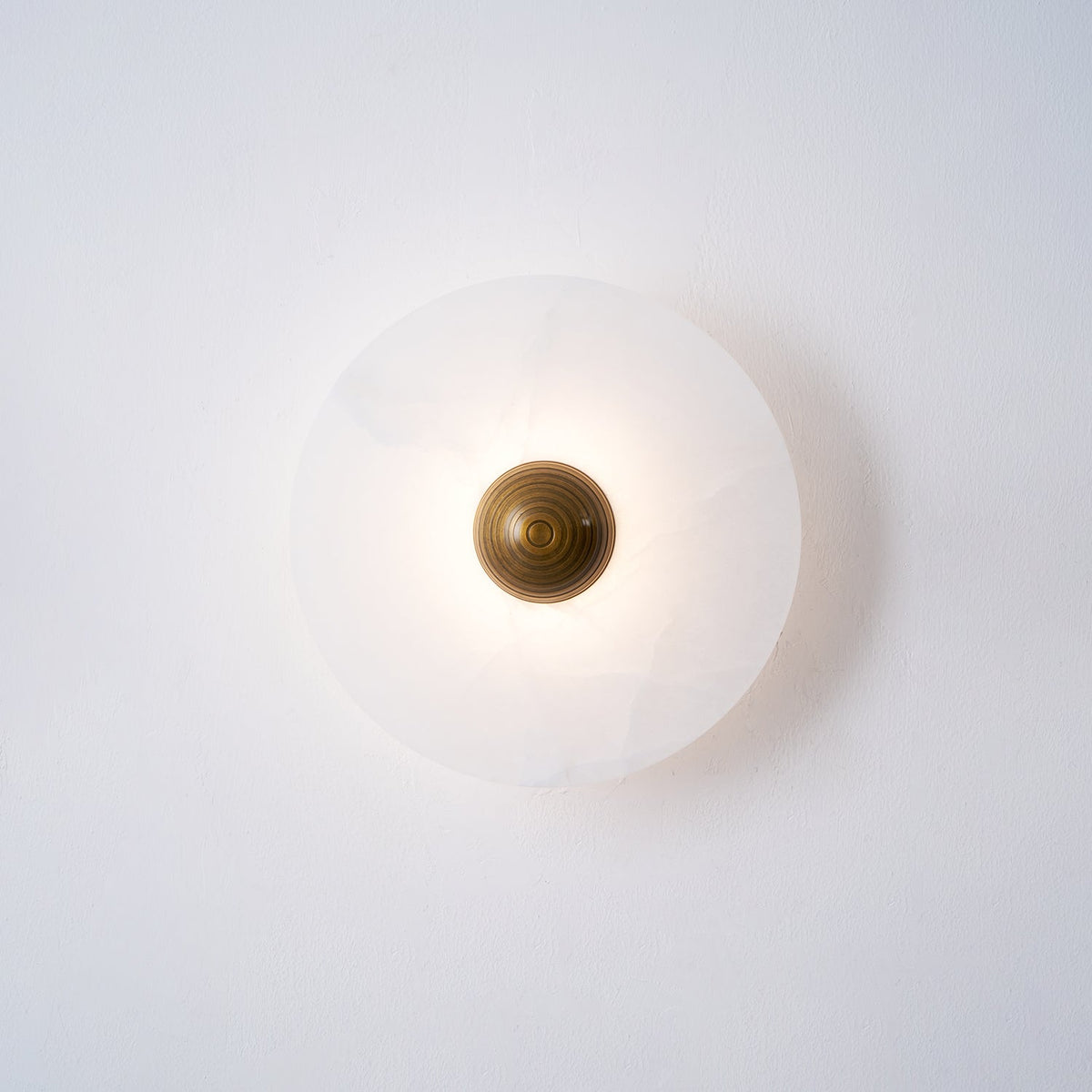 Nayra Alabaster Wall Sconce – Sculpted LED Wall Light in Natural Stone