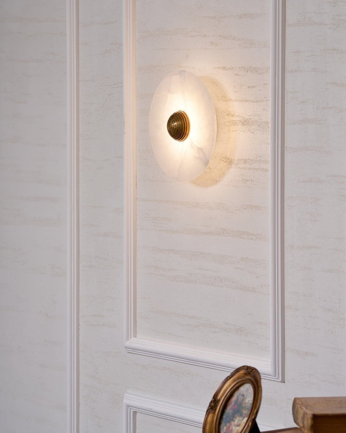 Nayra Alabaster Wall Sconce – Sculpted LED Wall Light in Natural Stone