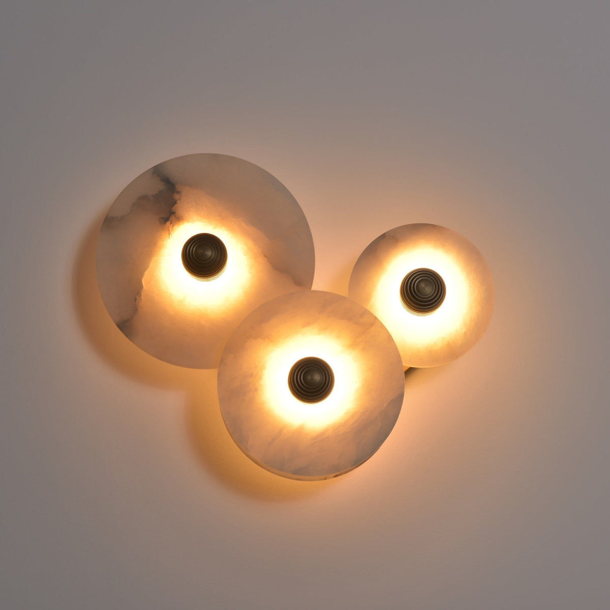 Nayra Alabaster Wall Sconce – Sculpted LED Wall Light in Natural Stone
