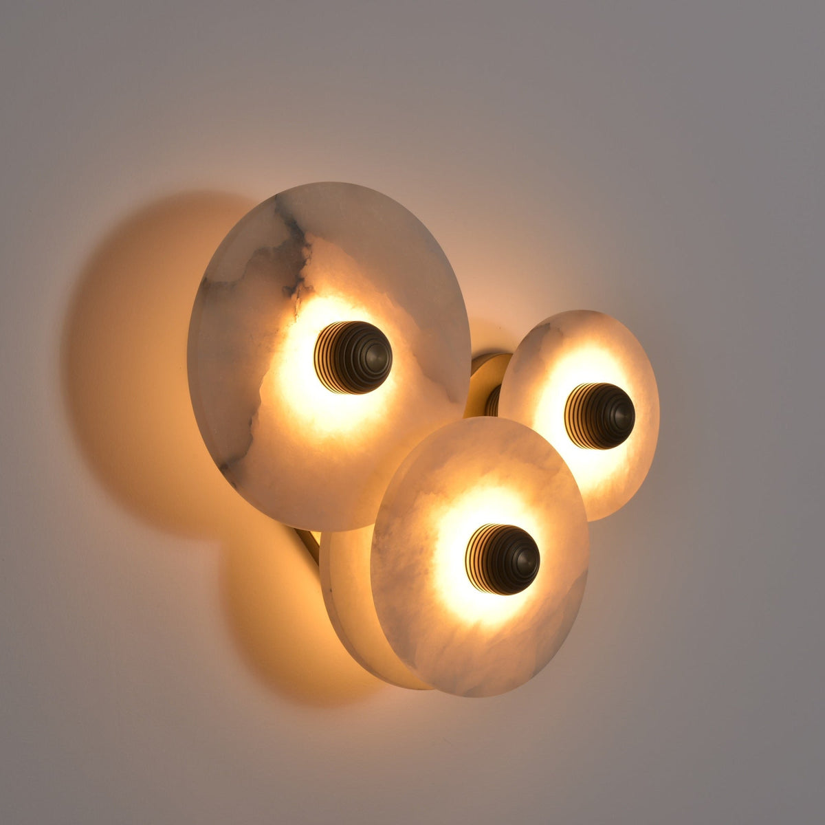 Nayra Alabaster Wall Sconce – Sculpted LED Wall Light in Natural Stone