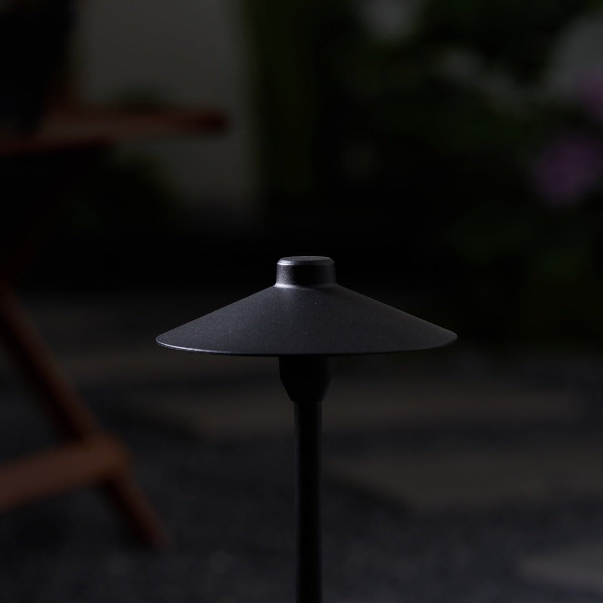 Shadowcap LED Path Light – Minimalist Outdoor Garden Lamp in Black