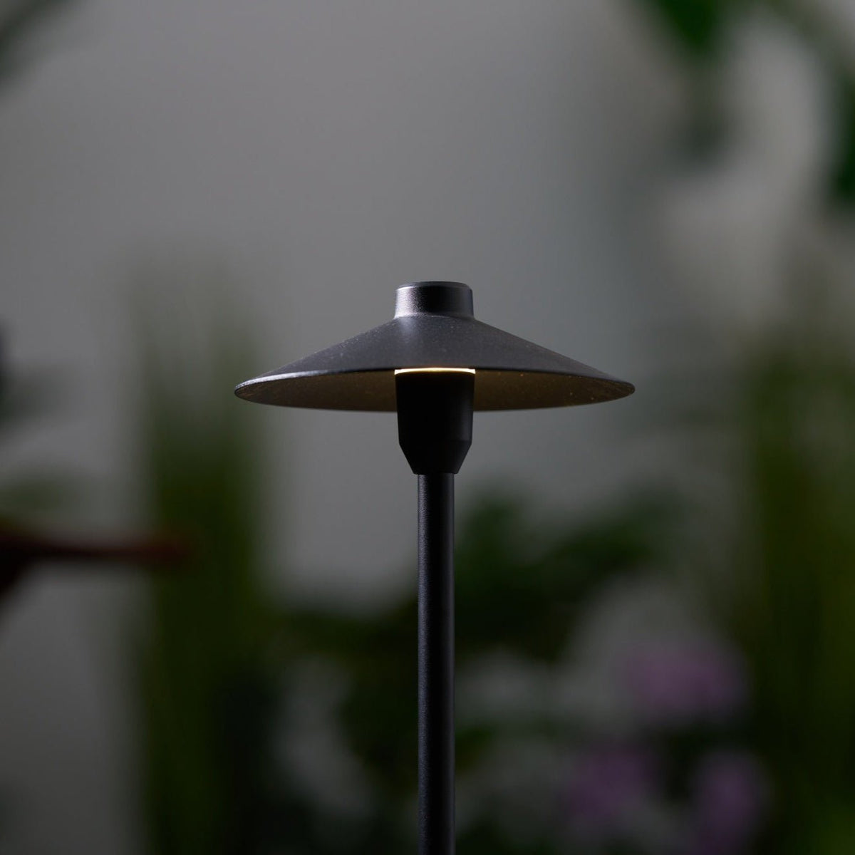 Shadowcap LED Path Light – Minimalist Outdoor Garden Lamp in Black