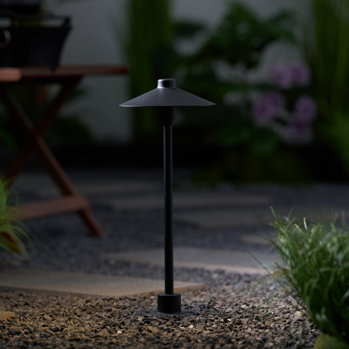 Shadowcap LED Path Light – Minimalist Outdoor Garden Lamp in Black