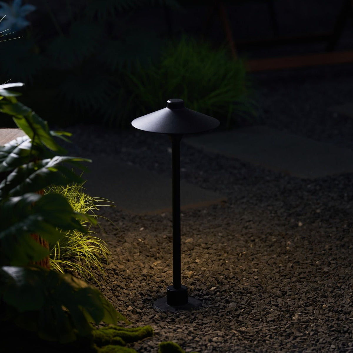 Shadowcap LED Path Light – Minimalist Outdoor Garden Lamp in Black