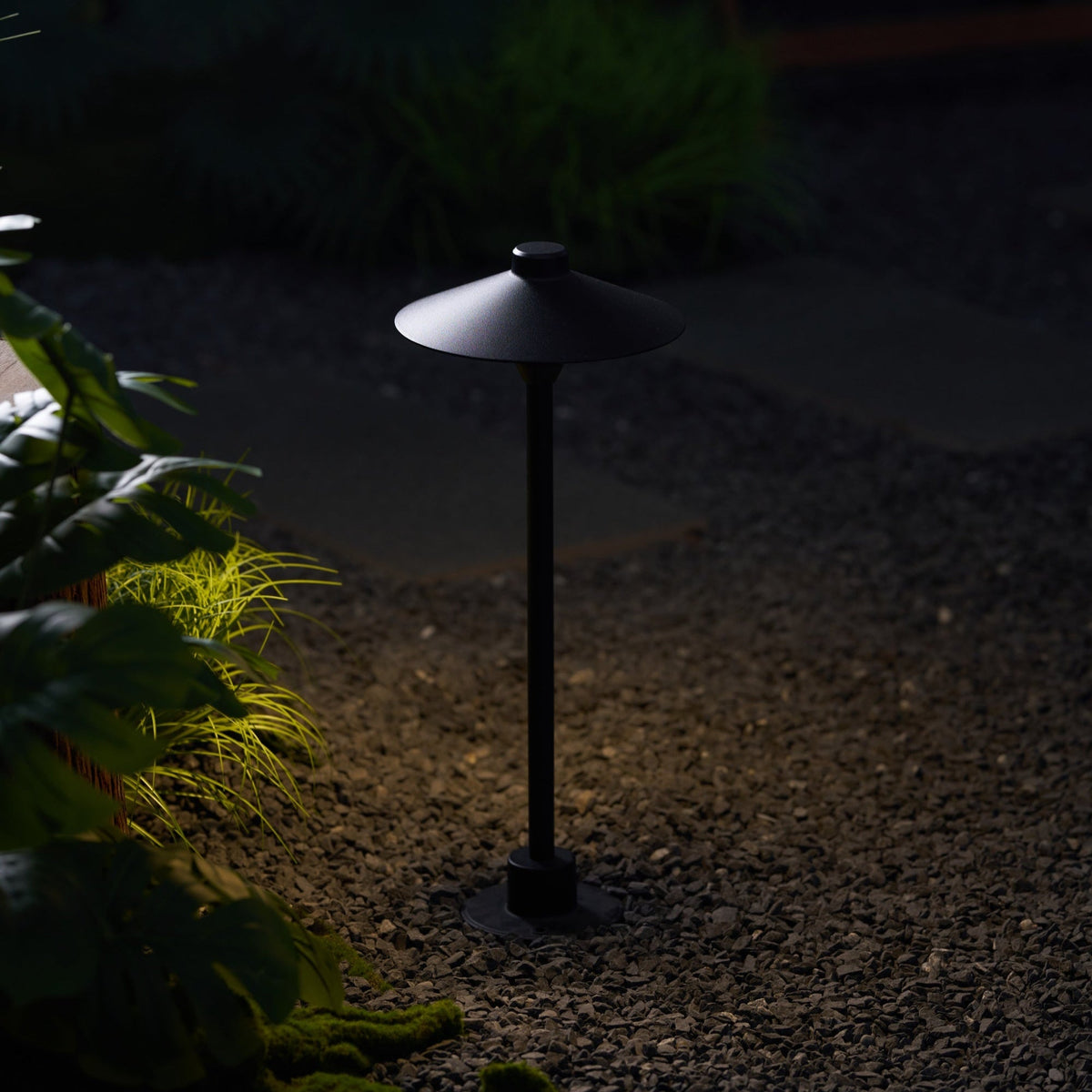 Shadowcap LED Path Light – Minimalist Outdoor Garden Lamp in Black