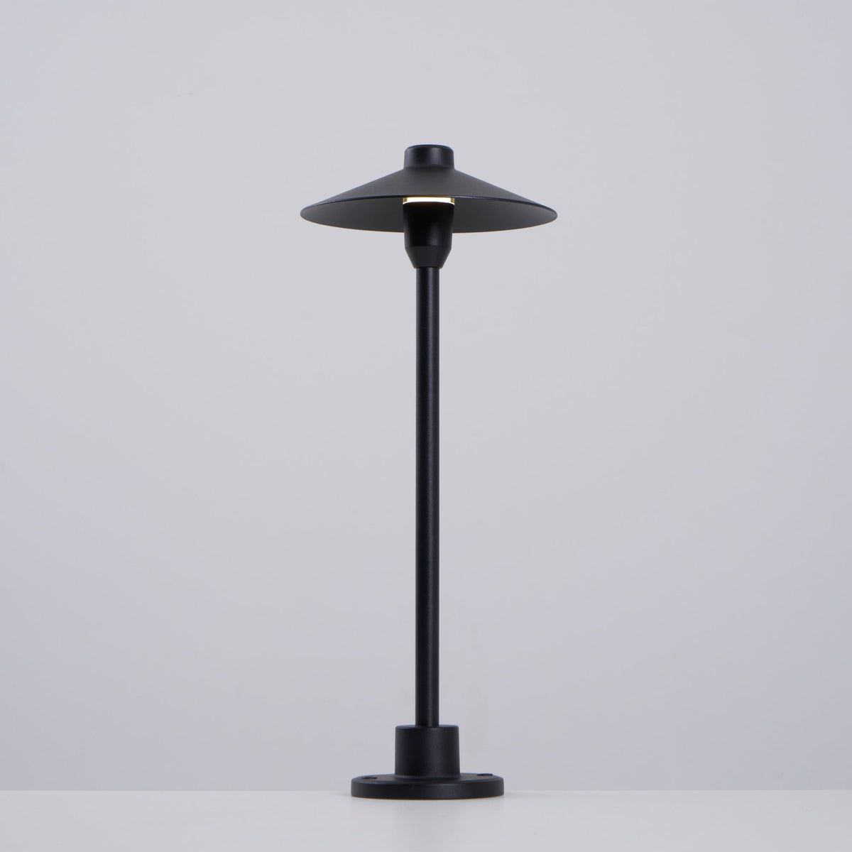 Shadowcap LED Path Light – Minimalist Outdoor Garden Lamp in Black