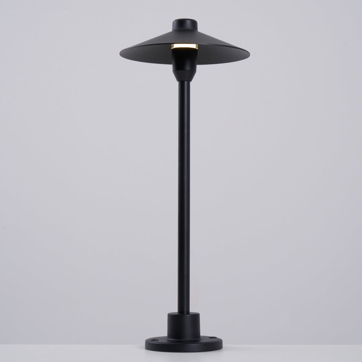 Shadowcap LED Path Light – Minimalist Outdoor Garden Lamp in Black