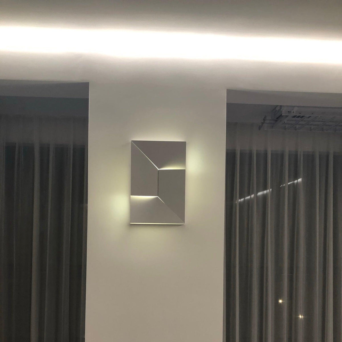 Shadows Charging Grand Sconce