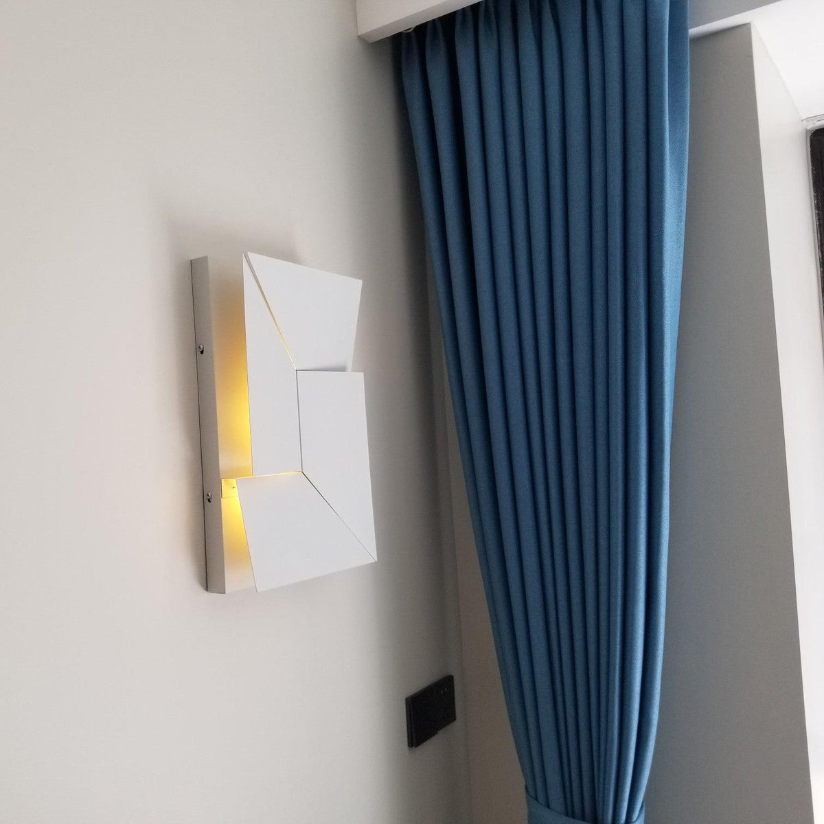 Shadows Charging Grand Sconce