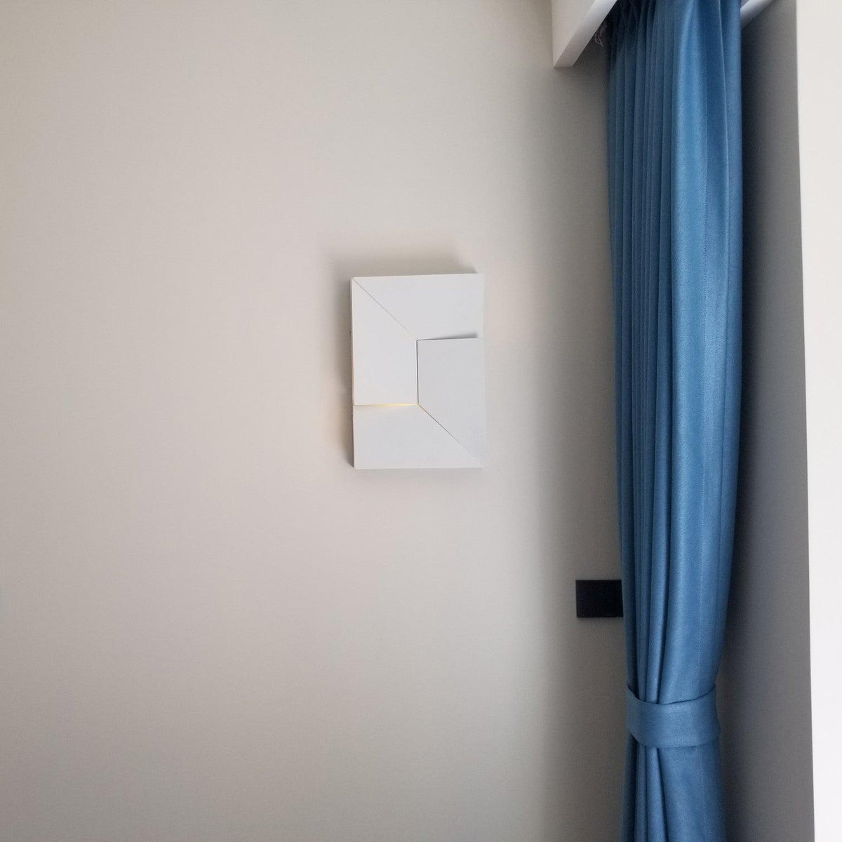 Shadows Charging Grand Sconce