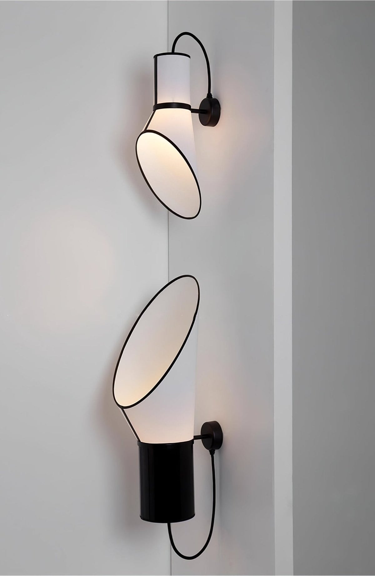 Sketch Line Wall Sconce – Minimalist Designer Wall Light in Black & White