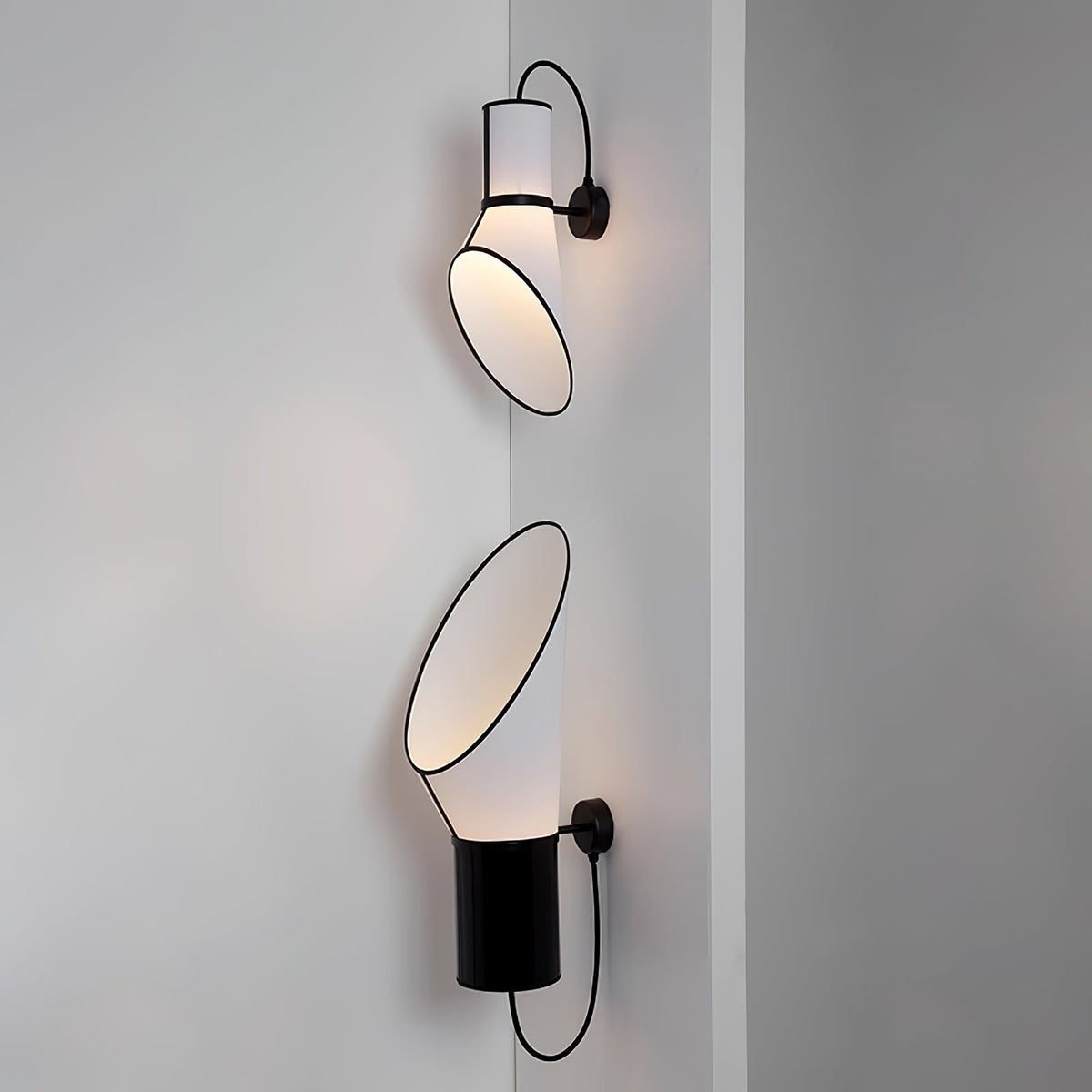 Sketch Line Wall Sconce – Minimalist Designer Wall Light in Black & White