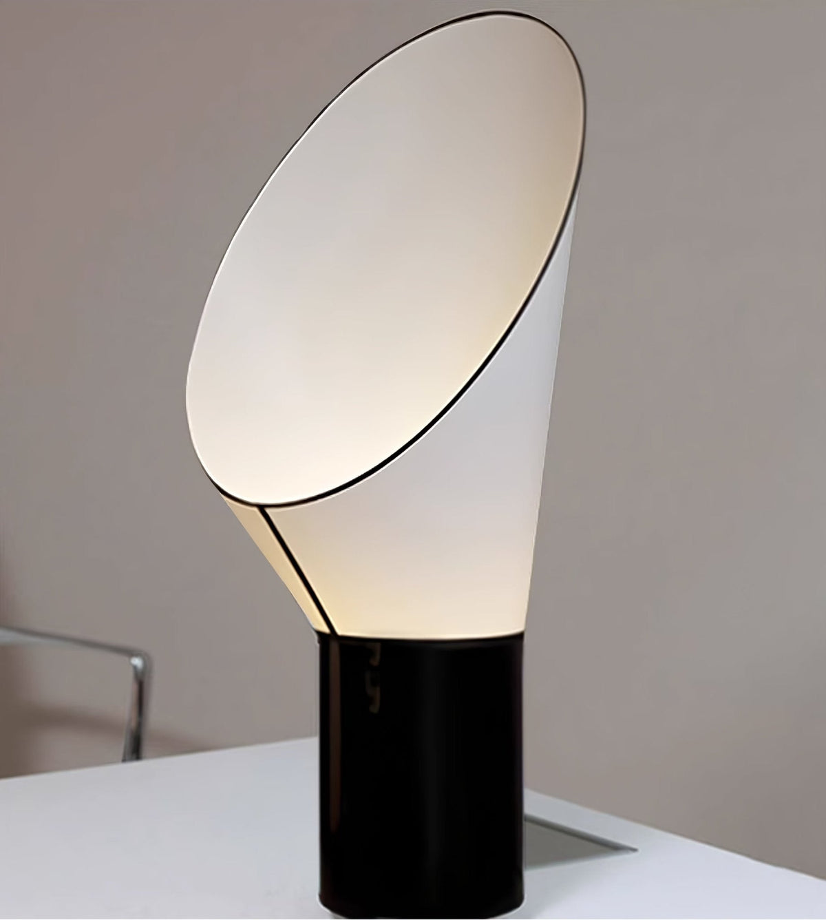 Artful Outline Table Lamp – Modern Geometric Illumination for Bedside and Living Spaces