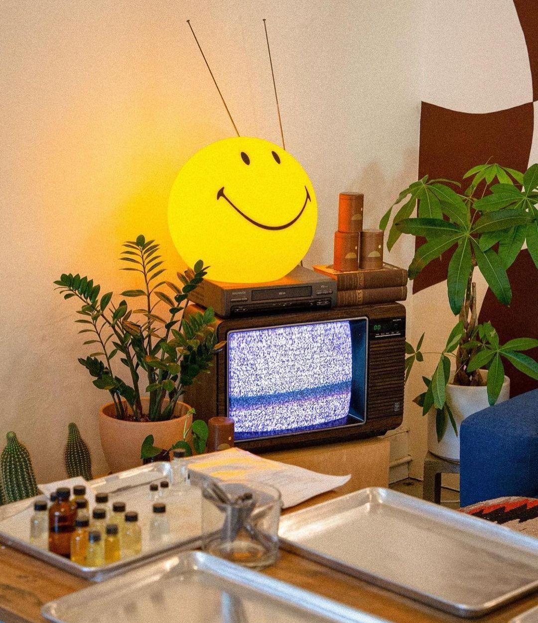 Smiling Rechargeable Built In Battery Table Lamp