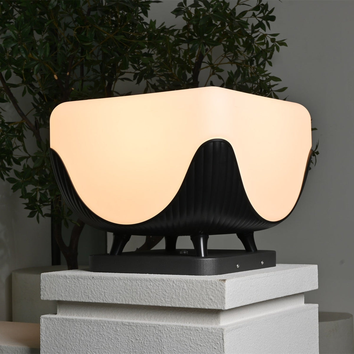 Solarca Cube Solar-Powered Outdoor Light – Sculptural Garden & Patio Lamp