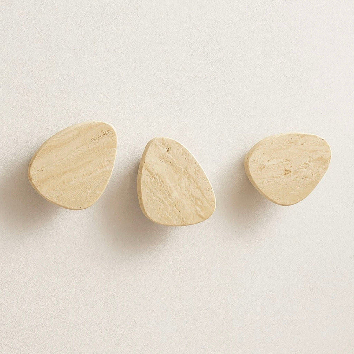 Sole Wall Hook in Natural Onyx – Sculptural Stone Coat Hook for Entryways and Bedrooms