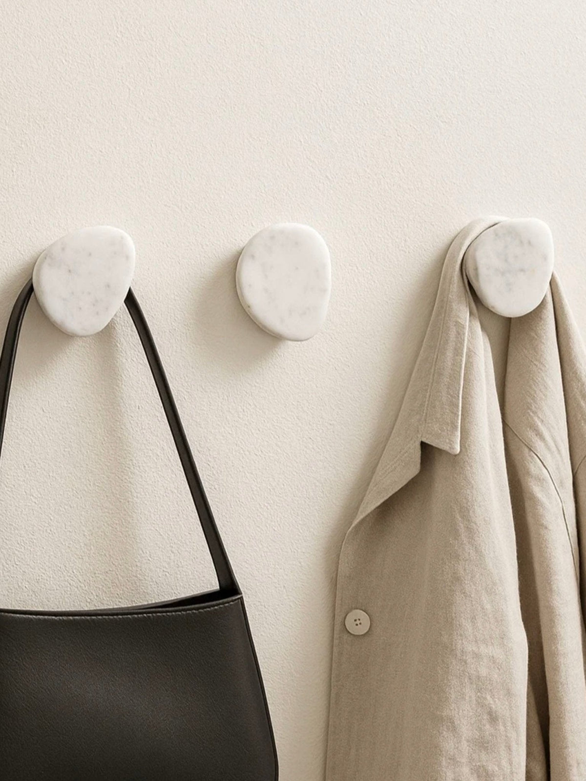 Sole Wall Hook in Natural Onyx – Sculptural Stone Coat Hook for Entryways and Bedrooms
