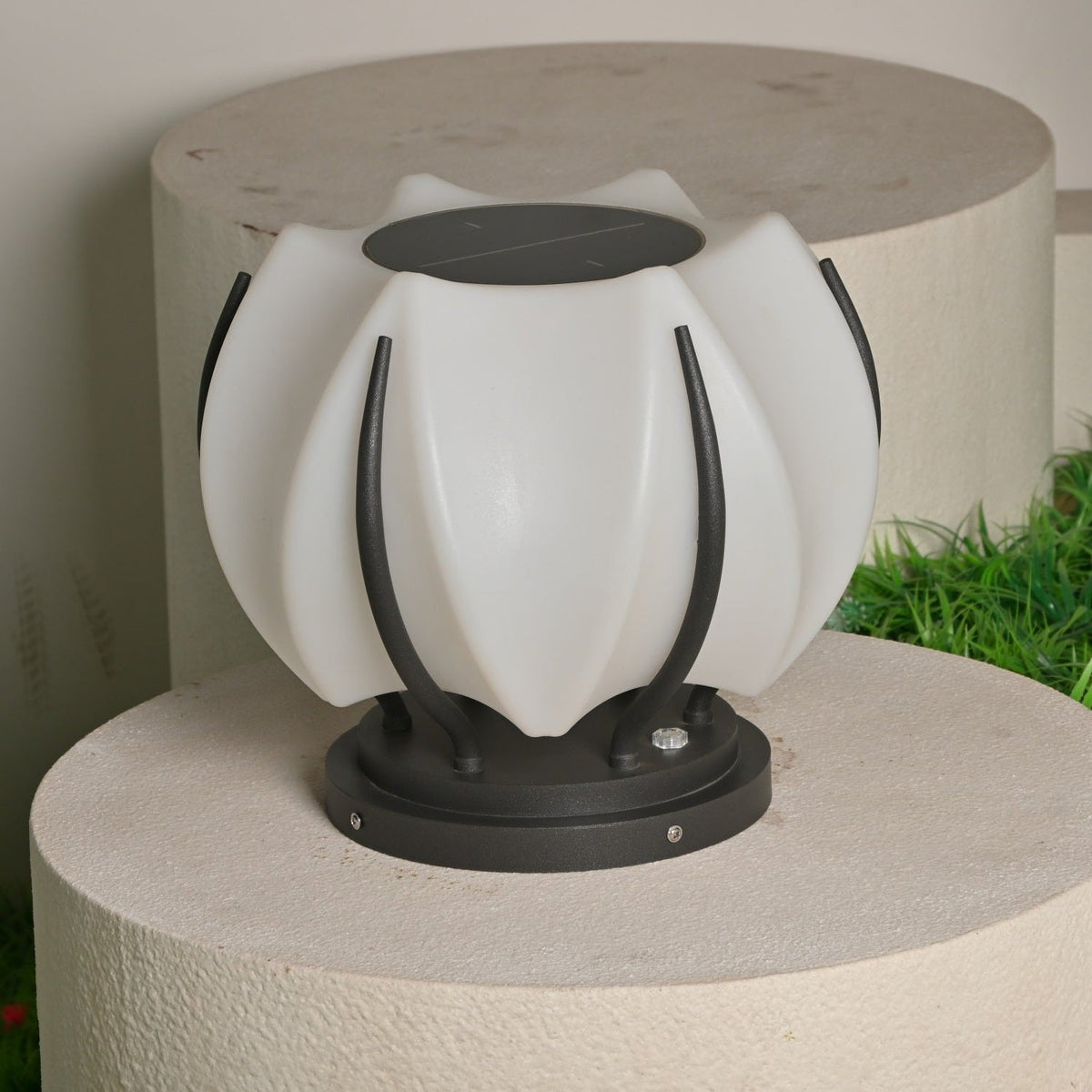 Solflora Bloom Solar Outdoor Garden Light, Sculptural LED Landscape Lamp