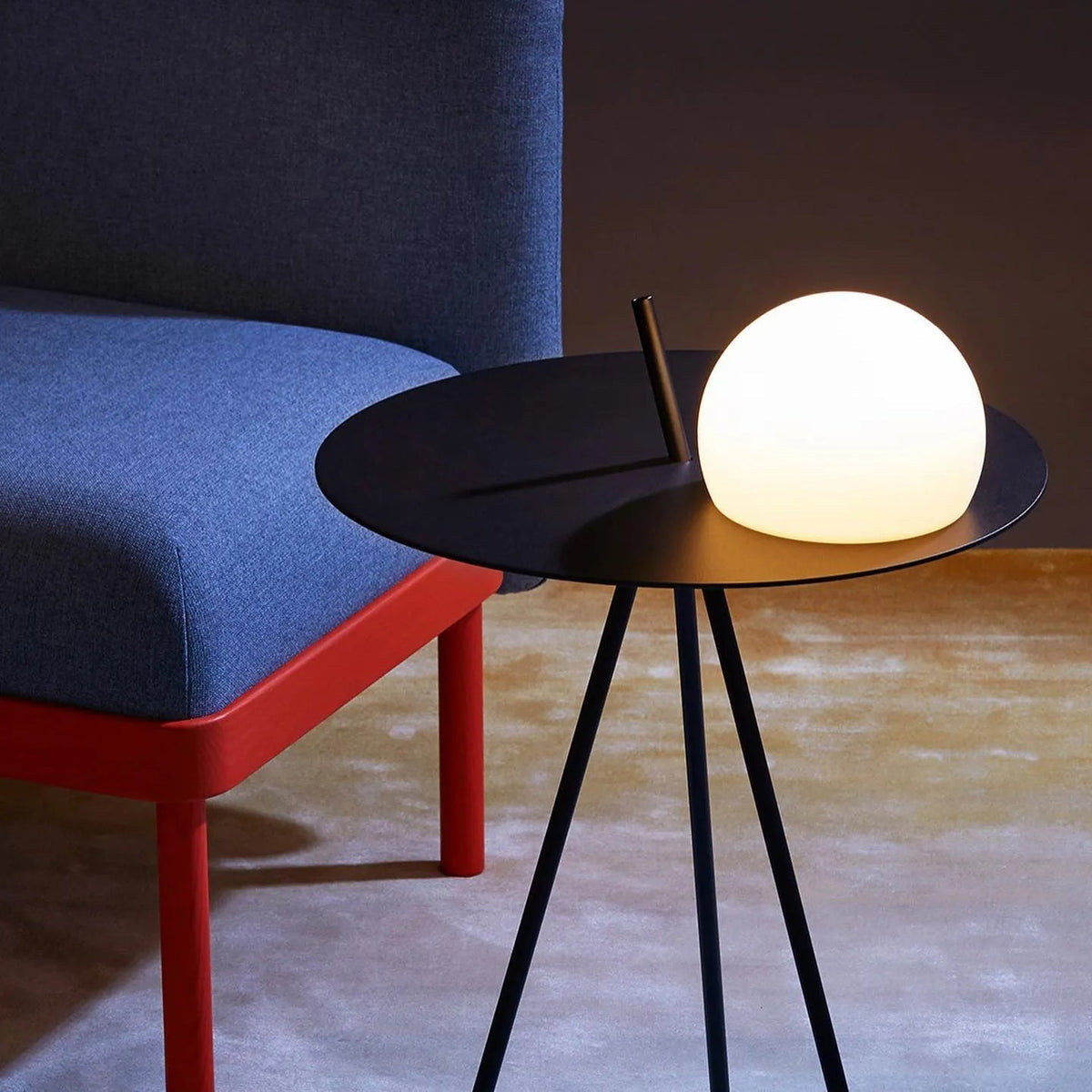 Soluna Tripod Solar Outdoor Lamp with Side Table in Silver Gray