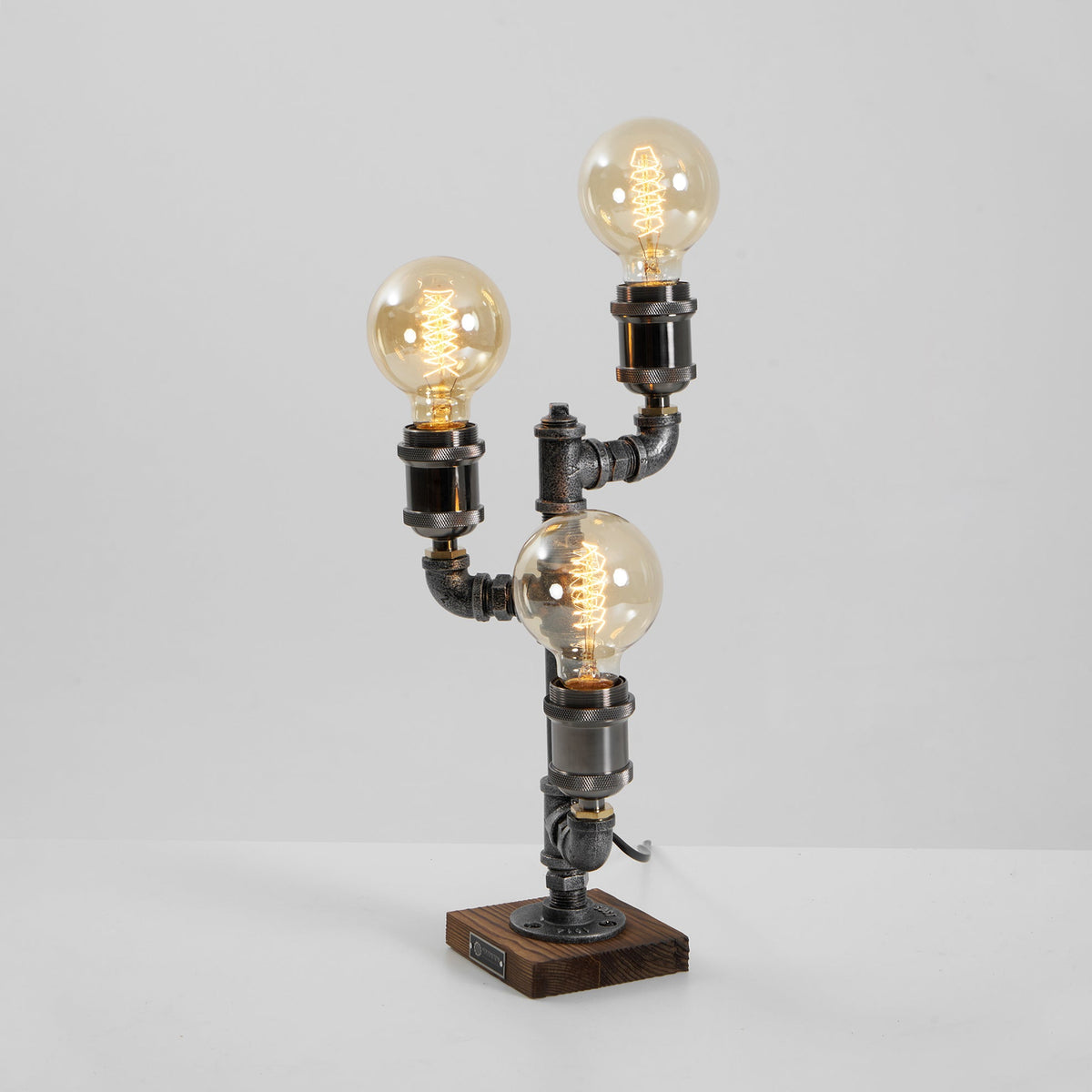 steampunk-pipe-table-lamp