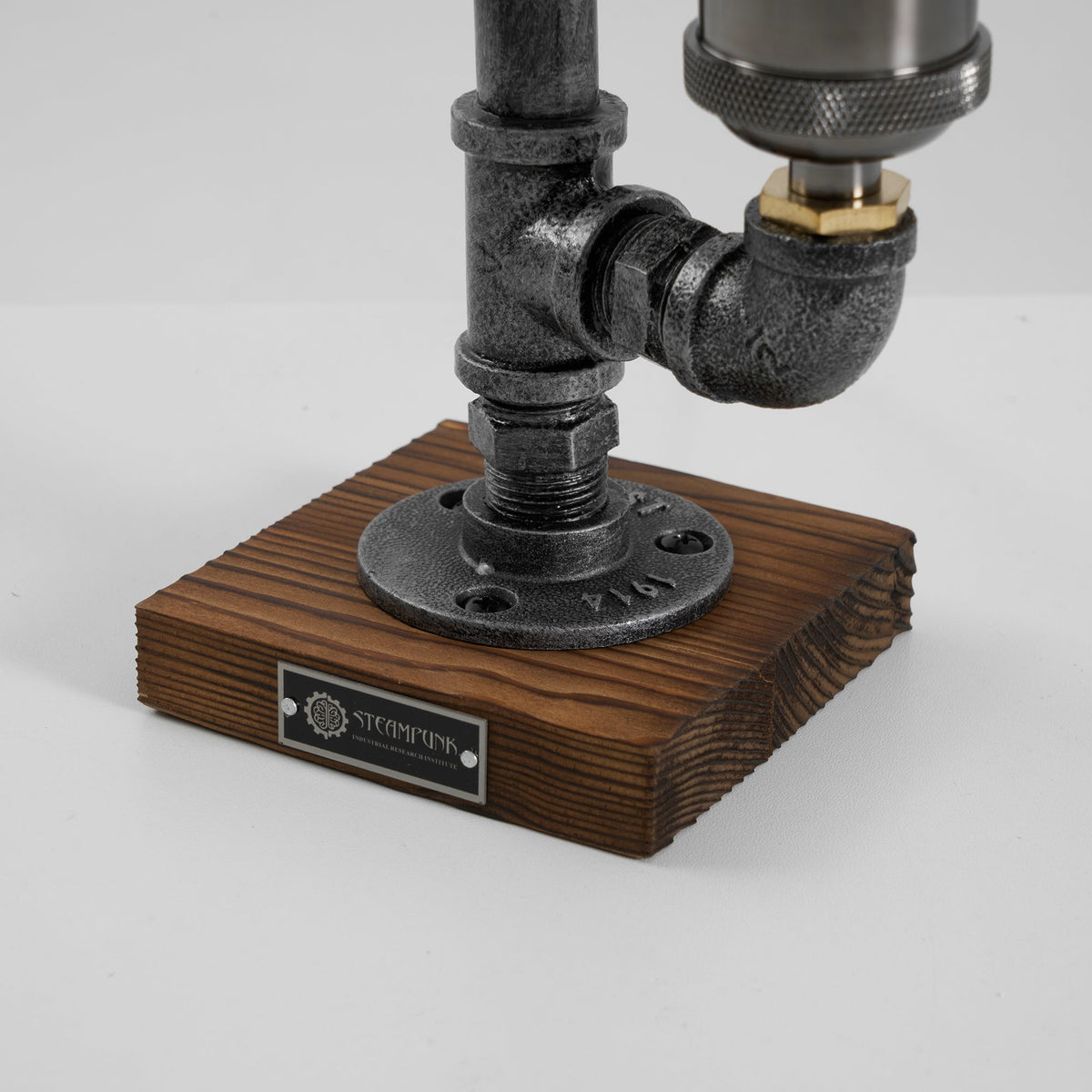 steampunk-pipe-table-lamp