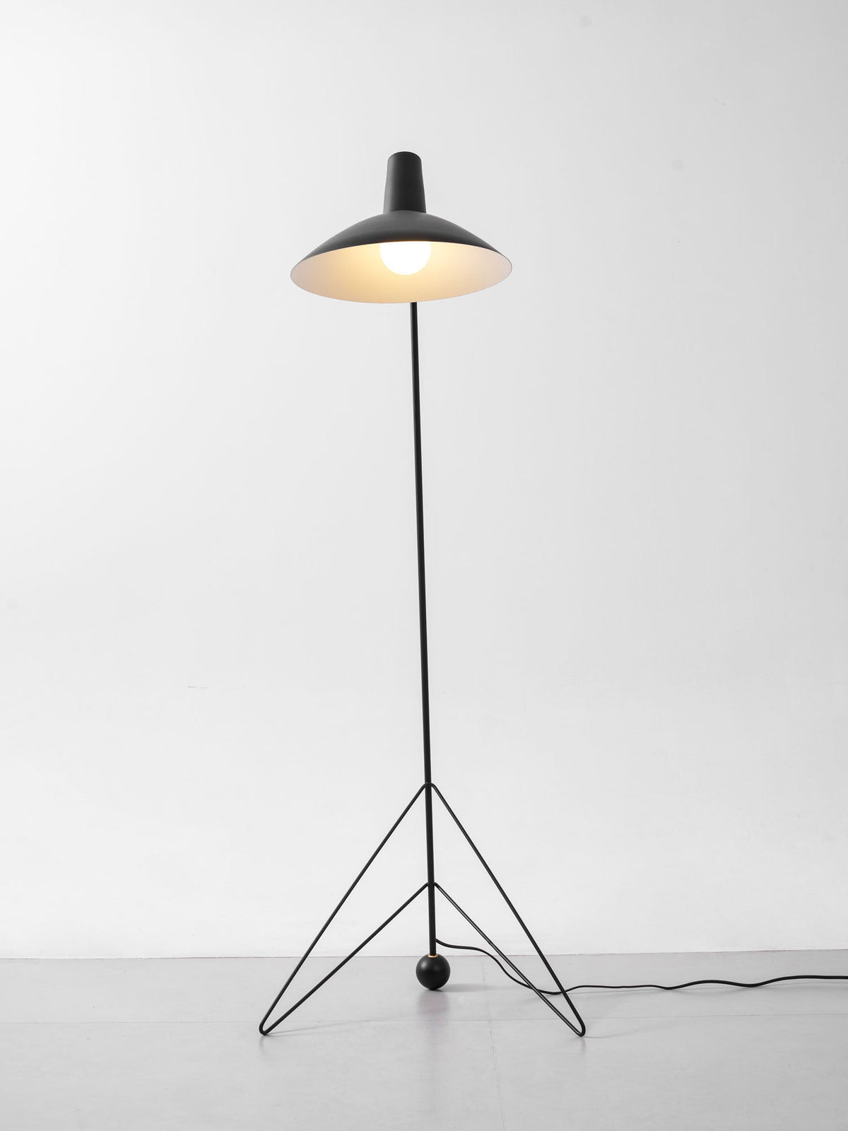 svelte-noir-floor-lamp