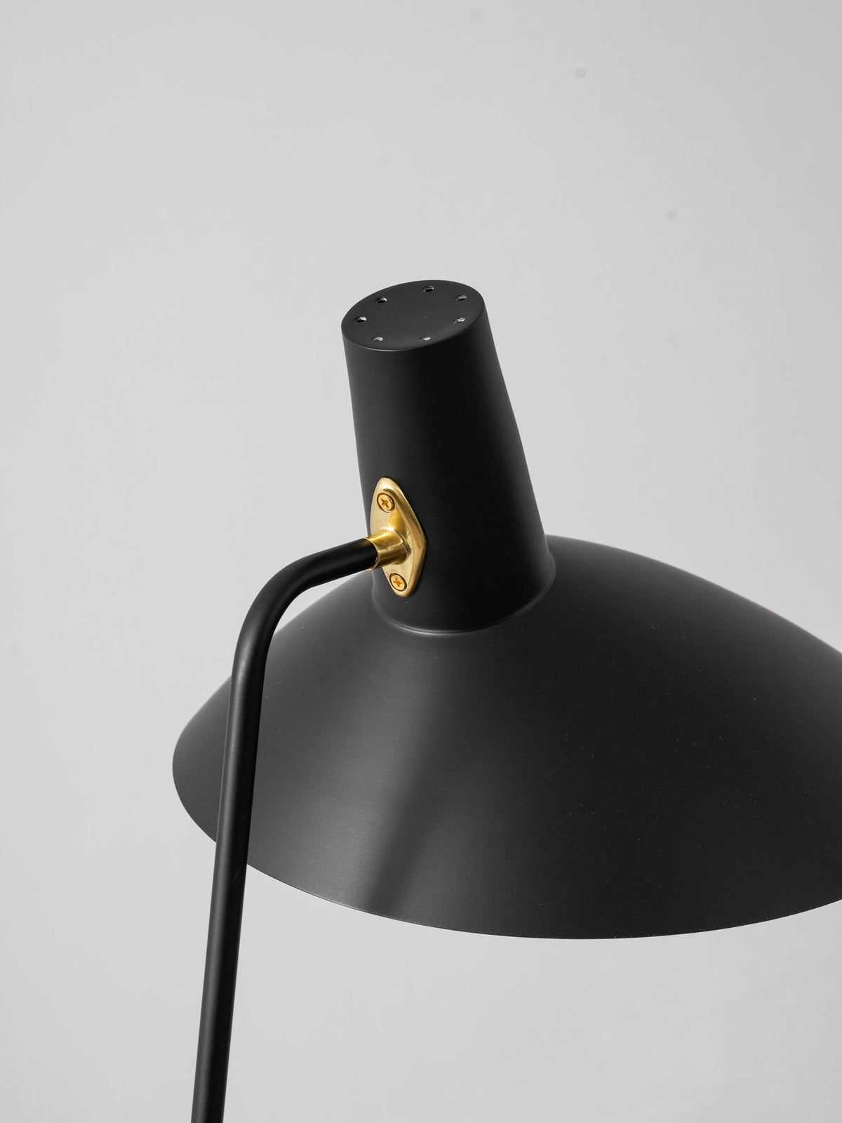 svelte-noir-floor-lamp