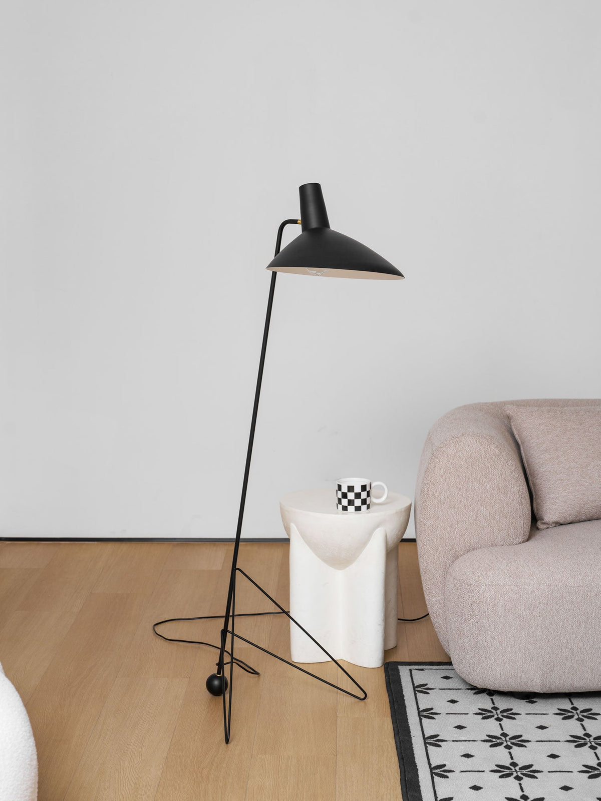 svelte-noir-floor-lamp