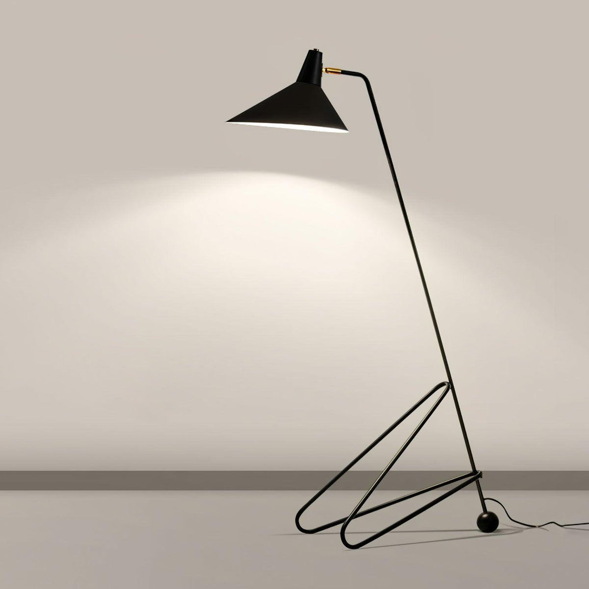 svelte-noir-floor-lamp
