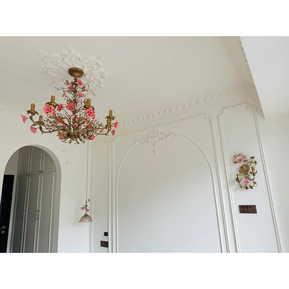 symphony-rose-basket-sconce