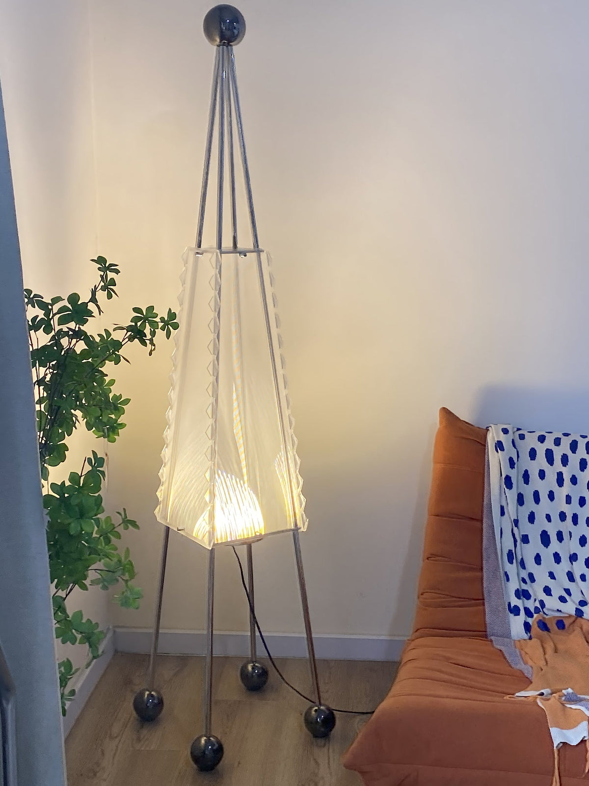 Obelisk Mesh Floor Lamp – Modern Sculptural LED Floor Light for Living Room