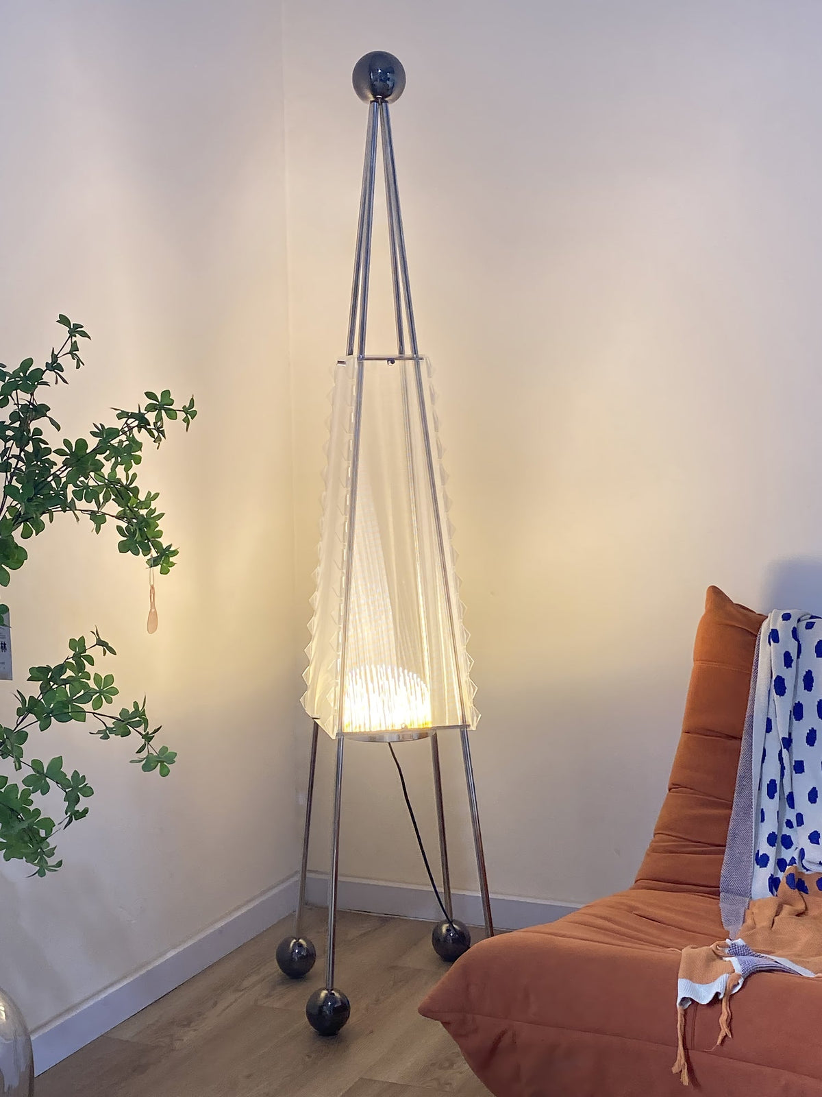 Obelisk Mesh Floor Lamp – Modern Sculptural LED Floor Light for Living Room